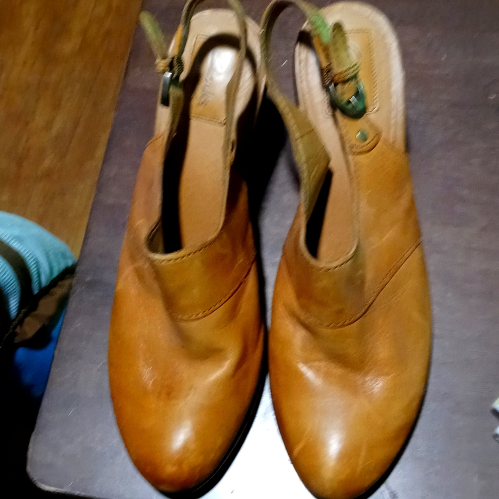 Clark's bendable very little wear adjustable strap in the back all leather sz10